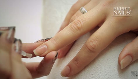 Jak wykonać manicure hybrydowy?